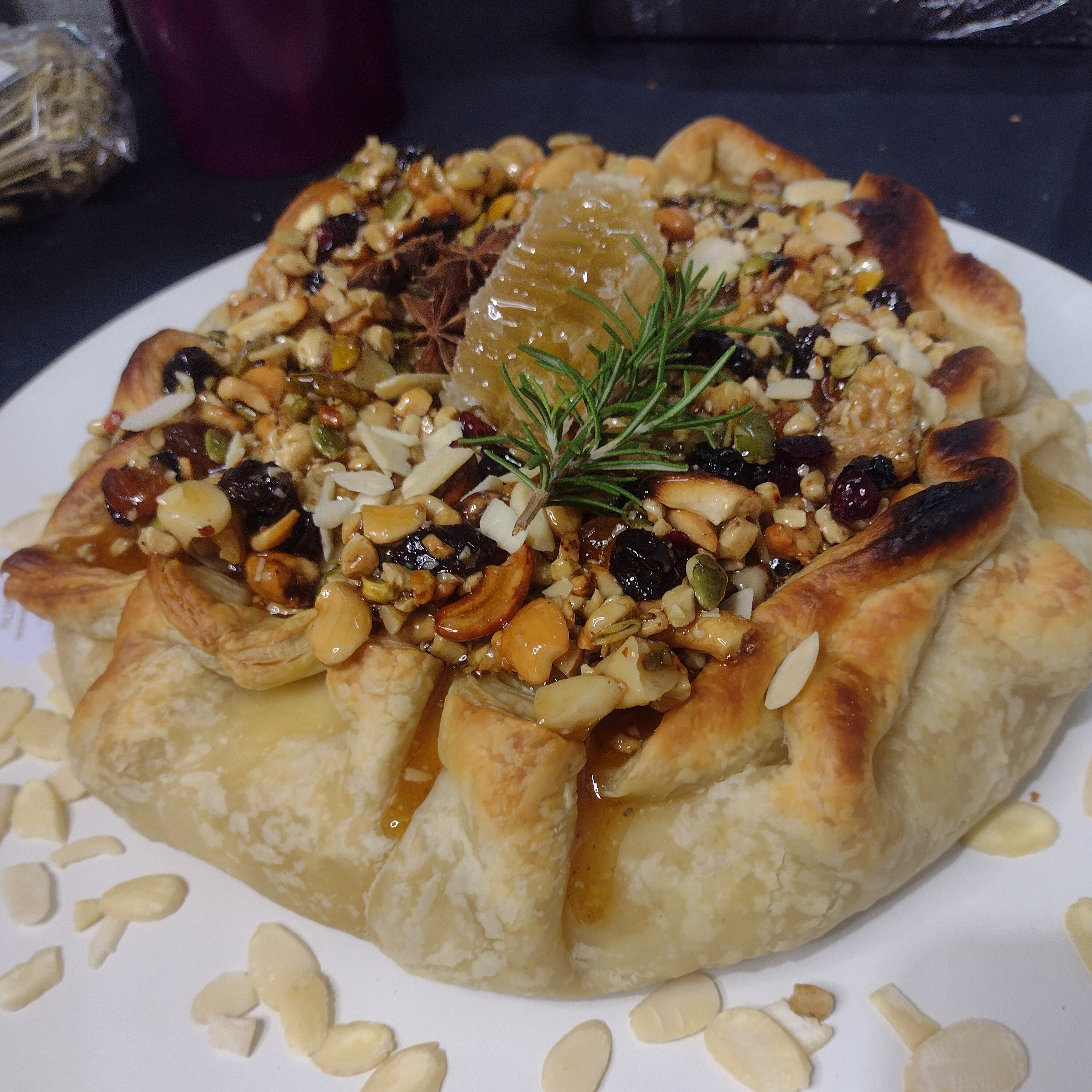 1250-BRIE NA MASSA FOLHADA C/ NUTS E MEL 650 G