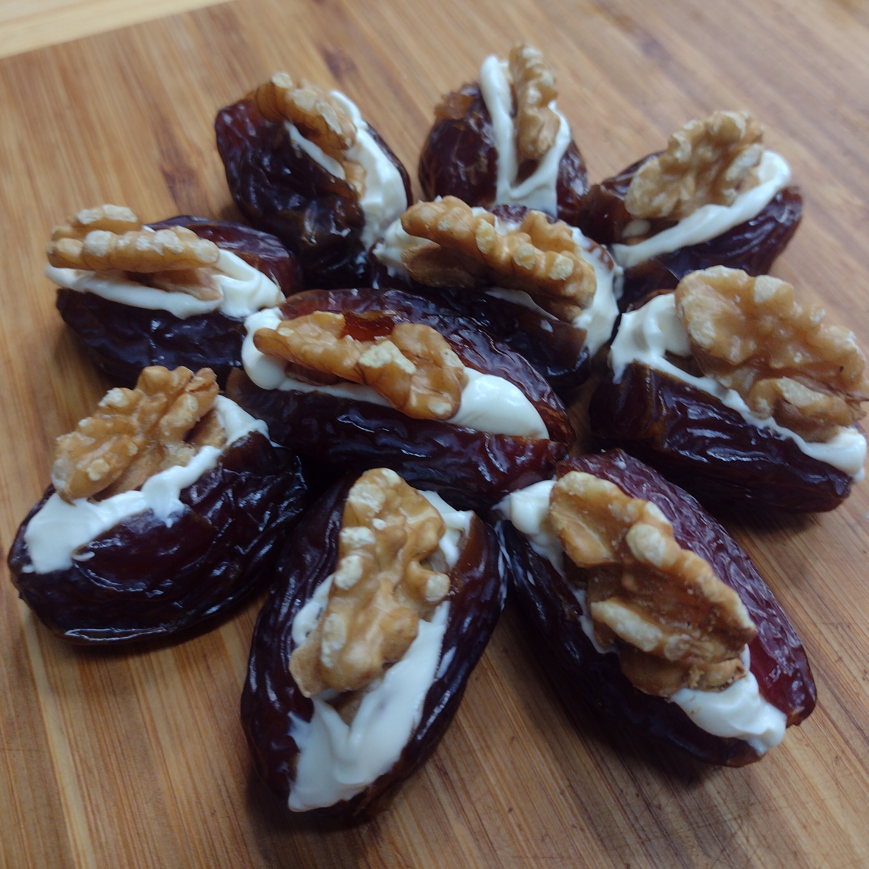 1175- TÂMARA RECEHADA COM CREAM CHEESE E NOZES