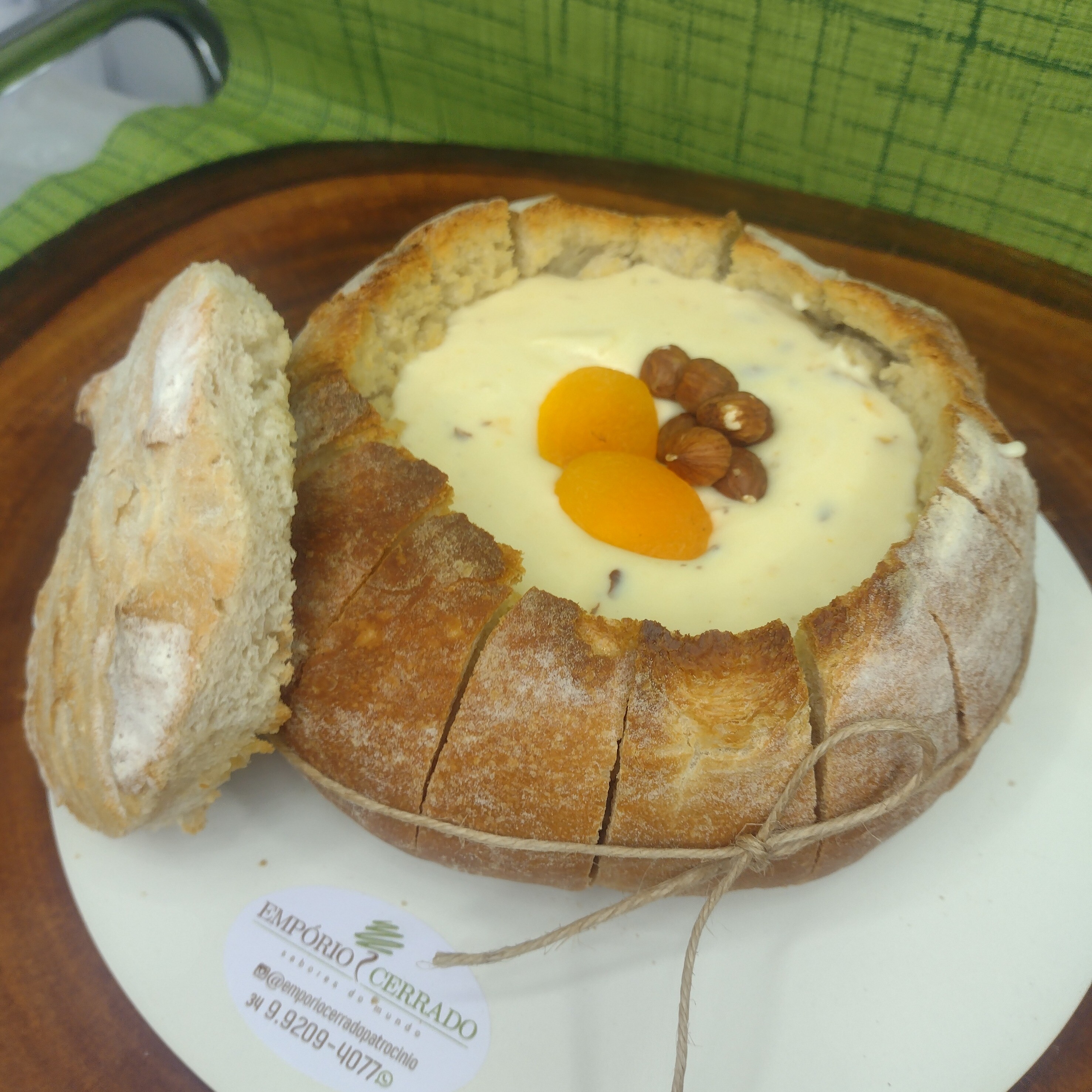 692-TRUFADO NO PÃO ITALIANO DAMASCO E NOZES