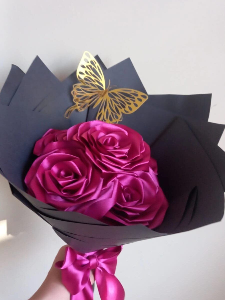 Buquê de cetim 5 rosas