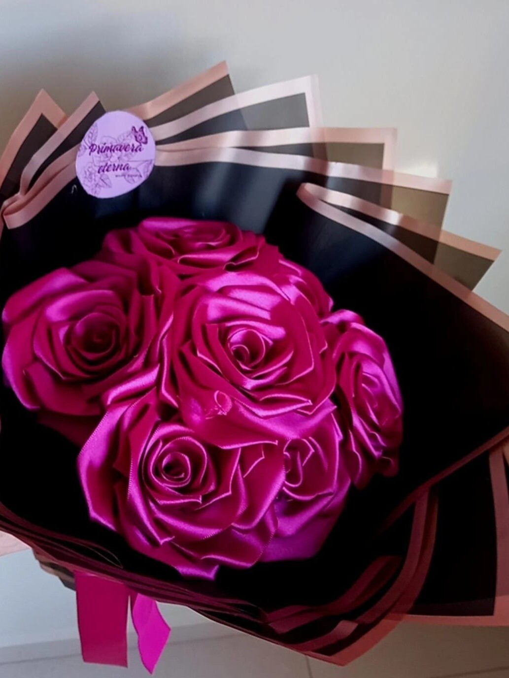 Buquê de cetim 7 rosas